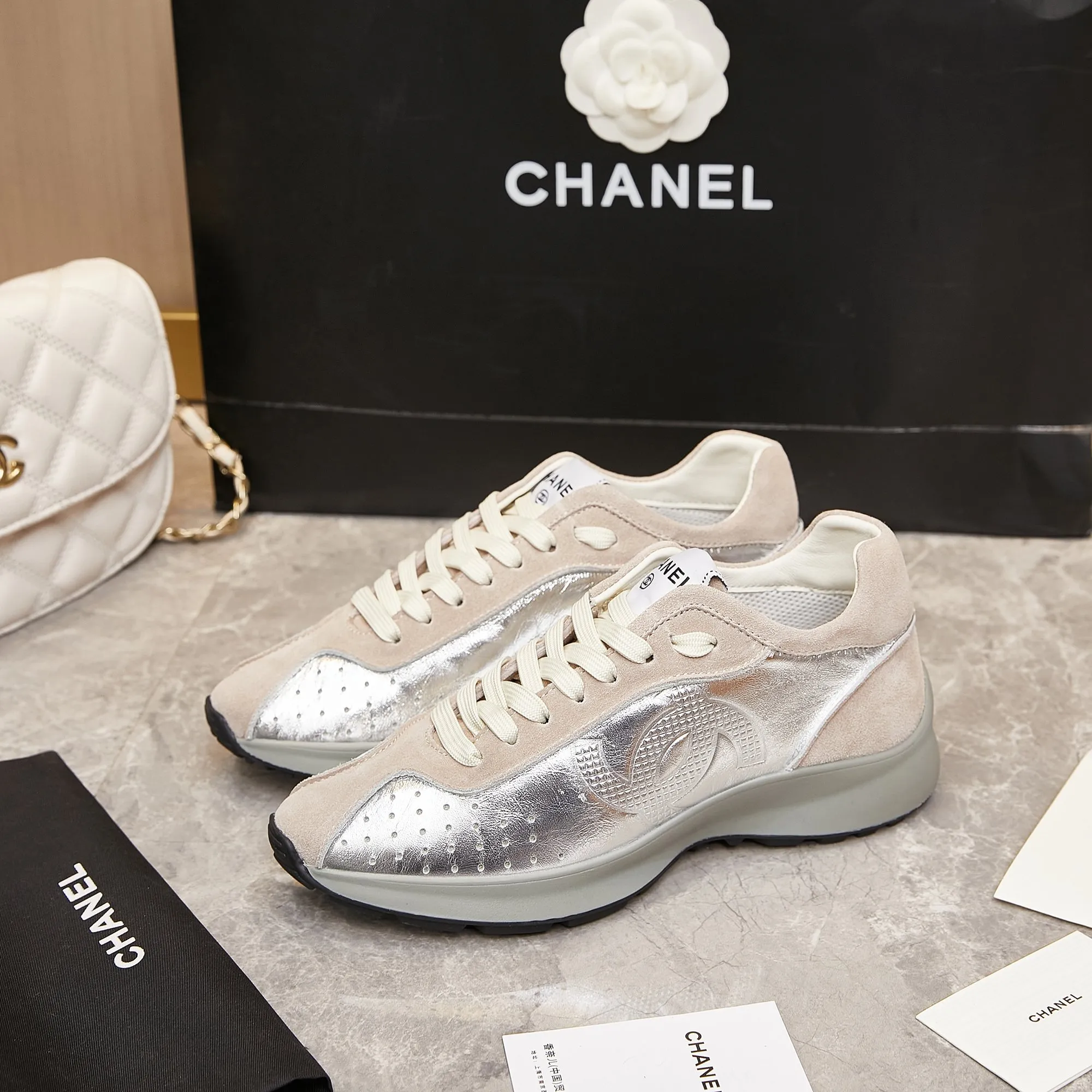 👟👟Ex-factory price 560👟👟 Chanel Grandma 2024 counter top casual sports shoes This classic design; the upper is electro-embroidered with a variety of techniques; the outsole is fashionable and sporty; it is unusual to incorporate a variety of color matching elements... The diversified mix and match is very good-looking and versatile, casual, fashionable, sports and outdoor can be taken into account... ꫛꫀꪝ Go➫ Material: ❶Upper is made of: Original imported high silk cow suede + small fragrance fabric ❷Inner lining: original imported breathable sheepskin lining ❸Outsole based on: original TPU combination outsole Special counter boutique packaging complete set for women 35–41